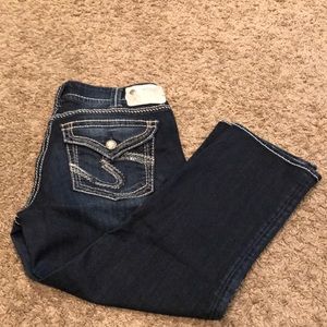 Silver jeans. Suki capris. W30. Dark wash.